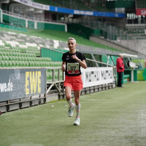 05.10.2025 - 20. swb-Marathon Bremen Michael Burmester http://msf.ph/oto/9324078 05.10.2025 12:21:05 Laufen im Stadion 117, 158, 909, 953, 964, 1528, 1101 meine-sportfotos.de