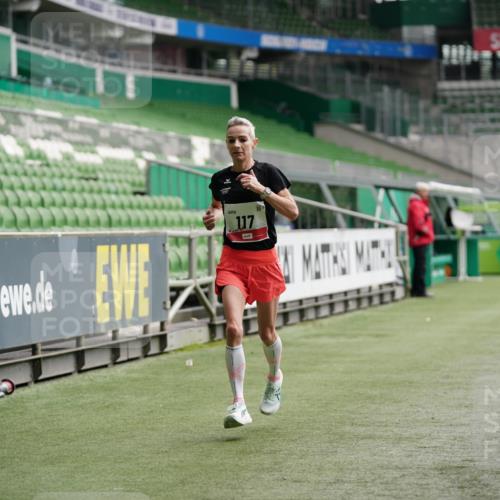05.10.2025 - 20. swb-Marathon Bremen Michael Burmester http://msf.ph/oto/9324080 05.10.2025 12:21:05 Laufen im Stadion 117, 158, 909, 953, 964, 1528, 1101 meine-sportfotos.de