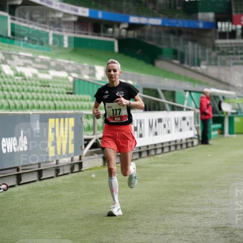 05.10.2025 - 20. swb-Marathon Bremen Michael Burmester http://msf.ph/oto/9324082 05.10.2025 12:21:05 Laufen im Stadion 117, 158, 909, 953, 964, 1528, 1101 meine-sportfotos.de