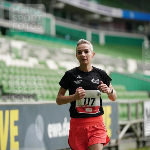 05.10.2025 - 20. swb-Marathon Bremen Michael Burmester http://msf.ph/oto/9324084 05.10.2025 12:21:06 Laufen im Stadion 117, 158, 909, 953, 964, 1528, 964, 1101 meine-sportfotos.de