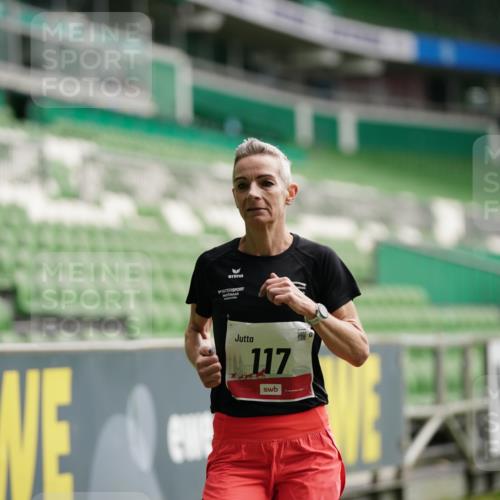 05.10.2025 - 20. swb-Marathon Bremen Michael Burmester http://msf.ph/oto/9324086 05.10.2025 12:21:06 Laufen im Stadion 117, 158, 909, 953, 964, 1528, 964, 1101 meine-sportfotos.de