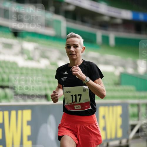 05.10.2025 - 20. swb-Marathon Bremen Michael Burmester http://msf.ph/oto/9324088 05.10.2025 12:21:06 Laufen im Stadion 117, 158, 909, 953, 964, 1528, 964, 1101 meine-sportfotos.de