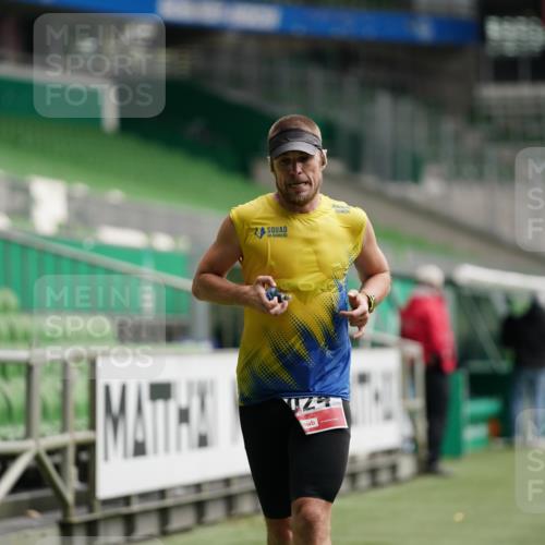 05.10.2025 - 20. swb-Marathon Bremen Michael Burmester http://msf.ph/oto/9324094 05.10.2025 12:22:02 Laufen im Stadion 1024, 117 meine-sportfotos.de