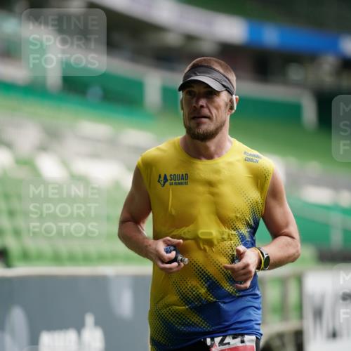 05.10.2025 - 20. swb-Marathon Bremen Michael Burmester http://msf.ph/oto/9324098 05.10.2025 12:22:04 Laufen im Stadion 1024, 117 meine-sportfotos.de