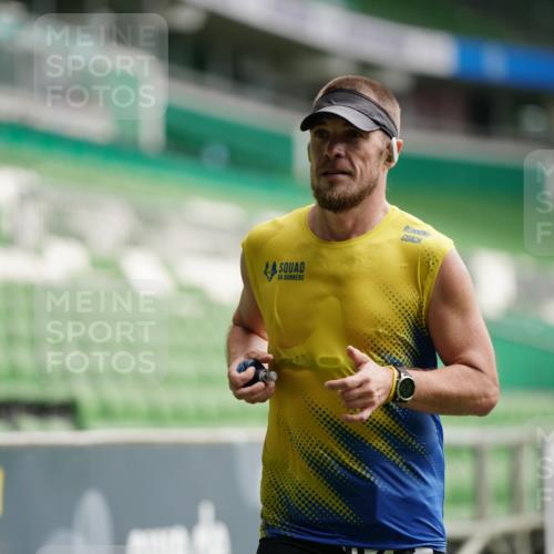 05.10.2025 - 20. swb-Marathon Bremen Michael Burmester http://msf.ph/oto/9324100 05.10.2025 12:22:04 Laufen im Stadion 1024, 117 meine-sportfotos.de
