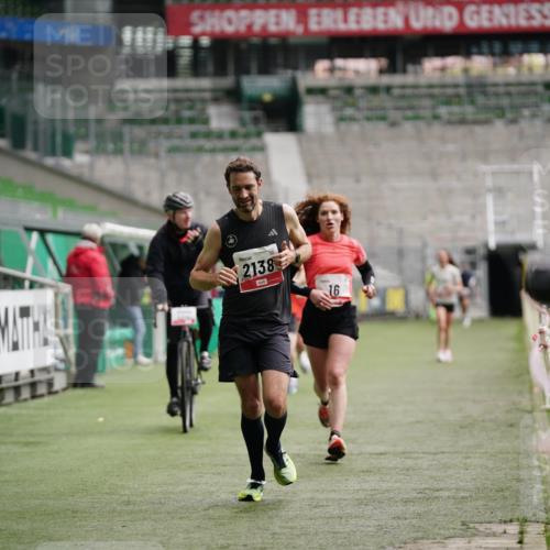 05.10.2025 - 20. swb-Marathon Bremen Michael Burmester http://msf.ph/oto/9324102 05.10.2025 12:22:32 Laufen im Stadion 4, 16, 456, 1024, 1351, 2138 meine-sportfotos.de