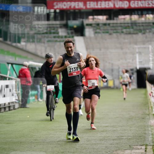 05.10.2025 - 20. swb-Marathon Bremen Michael Burmester http://msf.ph/oto/9324104 05.10.2025 12:22:32 Laufen im Stadion 4, 16, 456, 1024, 1351, 2138 meine-sportfotos.de