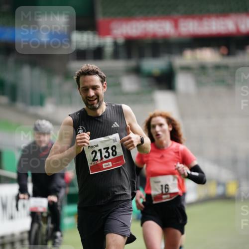 05.10.2025 - 20. swb-Marathon Bremen Michael Burmester http://msf.ph/oto/9324106 05.10.2025 12:22:34 Laufen im Stadion 4, 16, 456, 1024, 1351, 2138 meine-sportfotos.de