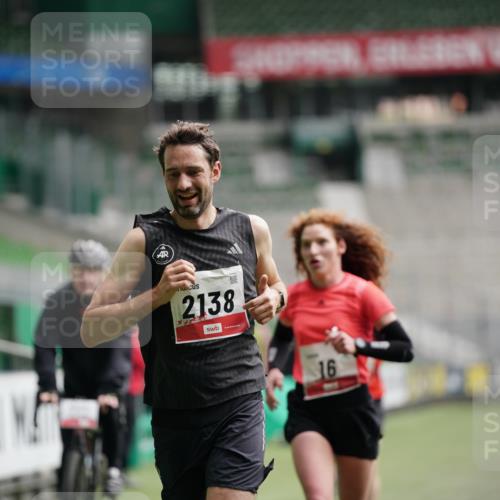 05.10.2025 - 20. swb-Marathon Bremen Michael Burmester http://msf.ph/oto/9324108 05.10.2025 12:22:34 Laufen im Stadion 4, 16, 456, 1024, 1351, 2138 meine-sportfotos.de