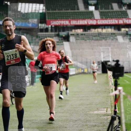 05.10.2025 - 20. swb-Marathon Bremen Michael Burmester http://msf.ph/oto/9324110 05.10.2025 12:22:35 Laufen im Stadion 4, 16, 456, 1024, 1351, 2138 meine-sportfotos.de