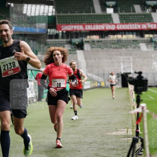 05.10.2025 - 20. swb-Marathon Bremen Michael Burmester http://msf.ph/oto/9324112 05.10.2025 12:22:35 Laufen im Stadion 4, 16, 456, 1024, 1351, 2138 meine-sportfotos.de