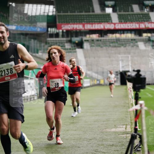 05.10.2025 - 20. swb-Marathon Bremen Michael Burmester http://msf.ph/oto/9324114 05.10.2025 12:22:35 Laufen im Stadion 4, 16, 456, 1024, 1351, 2138 meine-sportfotos.de