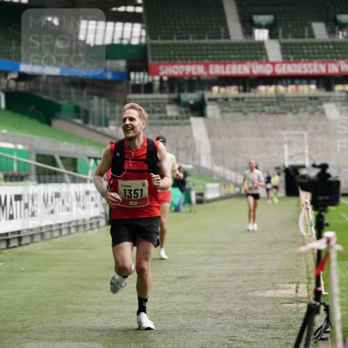 05.10.2025 - 20. swb-Marathon Bremen Michael Burmester http://msf.ph/oto/9324120 05.10.2025 12:22:37 Laufen im Stadion 4, 16, 456, 1024, 1351, 2138 meine-sportfotos.de