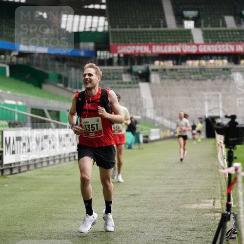 05.10.2025 - 20. swb-Marathon Bremen Michael Burmester http://msf.ph/oto/9324122 05.10.2025 12:22:38 Laufen im Stadion 4, 16, 456, 1024, 1351, 2138 meine-sportfotos.de