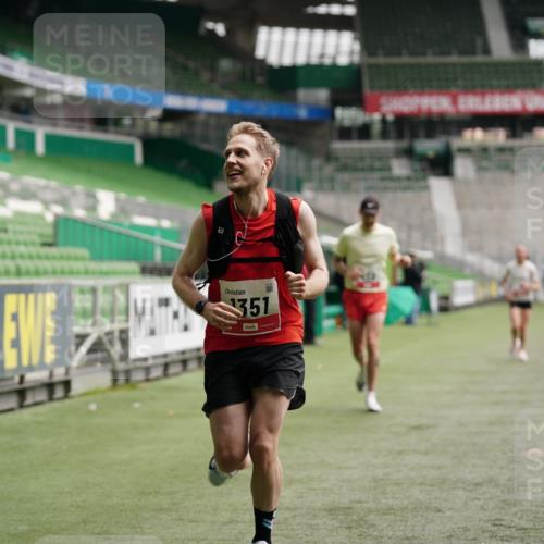 05.10.2025 - 20. swb-Marathon Bremen Michael Burmester http://msf.ph/oto/9324124 05.10.2025 12:22:38 Laufen im Stadion 4, 16, 456, 1024, 1351, 2138 meine-sportfotos.de