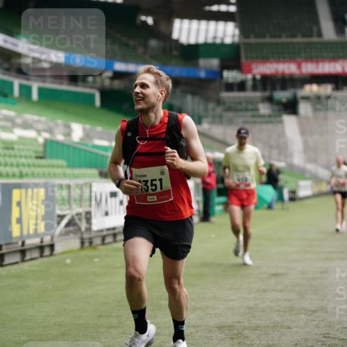 05.10.2025 - 20. swb-Marathon Bremen Michael Burmester http://msf.ph/oto/9324126 05.10.2025 12:22:38 Laufen im Stadion 4, 16, 456, 1024, 1351, 2138 meine-sportfotos.de