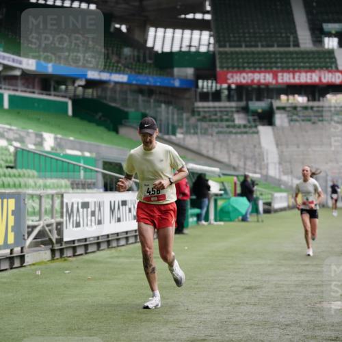 05.10.2025 - 20. swb-Marathon Bremen Michael Burmester http://msf.ph/oto/9324128 05.10.2025 12:22:40 Laufen im Stadion 4, 16, 456, 1024, 1351, 2138 meine-sportfotos.de