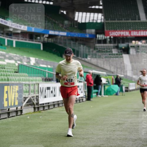 05.10.2025 - 20. swb-Marathon Bremen Michael Burmester http://msf.ph/oto/9324130 05.10.2025 12:22:40 Laufen im Stadion 4, 16, 456, 1024, 1351, 2138 meine-sportfotos.de