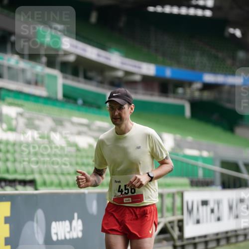 05.10.2025 - 20. swb-Marathon Bremen Michael Burmester http://msf.ph/oto/9324132 05.10.2025 12:22:41 Laufen im Stadion 4, 16, 456, 1024, 1351, 2138 meine-sportfotos.de