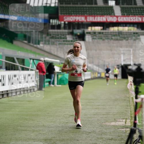 05.10.2025 - 20. swb-Marathon Bremen Michael Burmester http://msf.ph/oto/9324134 05.10.2025 12:22:44 Laufen im Stadion 4, 16, 456, 1024, 1143, 1351, 2138 meine-sportfotos.de