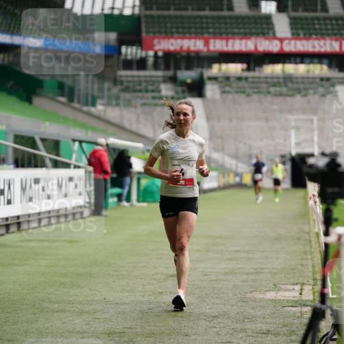 05.10.2025 - 20. swb-Marathon Bremen Michael Burmester http://msf.ph/oto/9324136 05.10.2025 12:22:44 Laufen im Stadion 4, 16, 456, 1024, 1143, 1351, 2138 meine-sportfotos.de