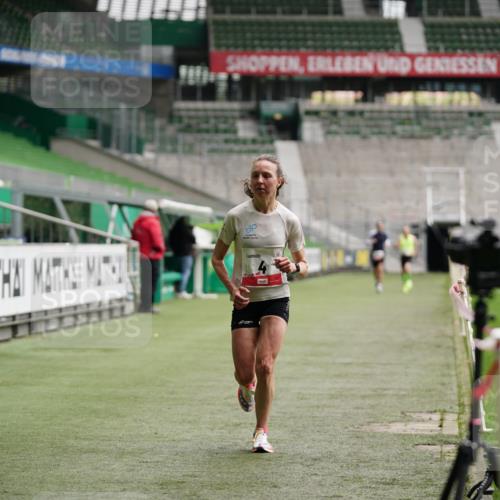 05.10.2025 - 20. swb-Marathon Bremen Michael Burmester http://msf.ph/oto/9324138 05.10.2025 12:22:44 Laufen im Stadion 4, 16, 456, 1024, 1143, 1351, 2138 meine-sportfotos.de