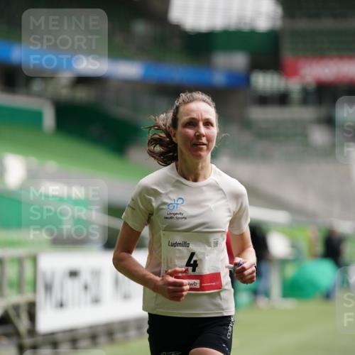 05.10.2025 - 20. swb-Marathon Bremen Michael Burmester http://msf.ph/oto/9324140 05.10.2025 12:22:45 Laufen im Stadion 4, 16, 351, 456, 1024, 1143, 1351, 2138 meine-sportfotos.de