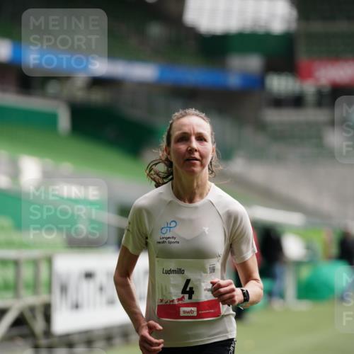 05.10.2025 - 20. swb-Marathon Bremen Michael Burmester http://msf.ph/oto/9324142 05.10.2025 12:22:45 Laufen im Stadion 4, 16, 351, 456, 1024, 1143, 1351, 2138 meine-sportfotos.de