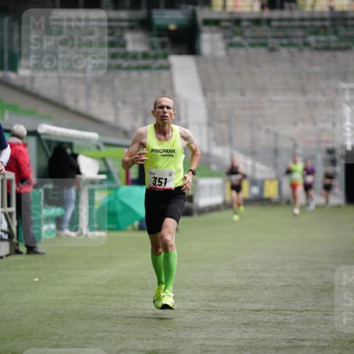 05.10.2025 - 20. swb-Marathon Bremen Michael Burmester http://msf.ph/oto/9324148 05.10.2025 12:22:57 Laufen im Stadion 4, 16, 351, 456, 1143, 1351, 2138, 1024 meine-sportfotos.de