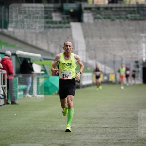 05.10.2025 - 20. swb-Marathon Bremen Michael Burmester http://msf.ph/oto/9324150 05.10.2025 12:22:57 Laufen im Stadion 4, 16, 351, 456, 1143, 1351, 2138, 1024 meine-sportfotos.de