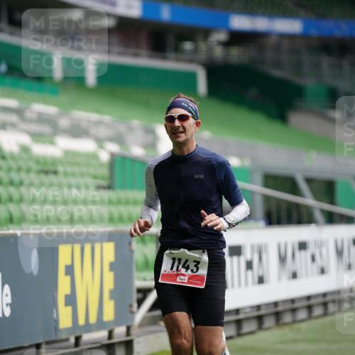 05.10.2025 - 20. swb-Marathon Bremen Michael Burmester http://msf.ph/oto/9324152 05.10.2025 12:22:59 Laufen im Stadion 4, 16, 351, 456, 1143, 1351, 2138, 1024 meine-sportfotos.de