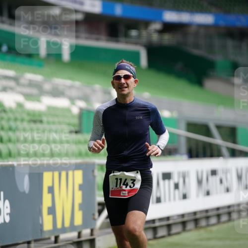 05.10.2025 - 20. swb-Marathon Bremen Michael Burmester http://msf.ph/oto/9324154 05.10.2025 12:22:59 Laufen im Stadion 4, 16, 351, 456, 1143, 1351, 2138, 1024 meine-sportfotos.de