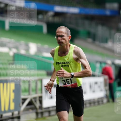 05.10.2025 - 20. swb-Marathon Bremen Michael Burmester http://msf.ph/oto/9324156 05.10.2025 12:23:00 Laufen im Stadion 4, 16, 351, 456, 1143, 1351, 1363, 2138, 1024 meine-sportfotos.de