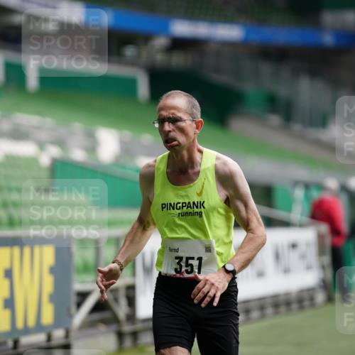 05.10.2025 - 20. swb-Marathon Bremen Michael Burmester http://msf.ph/oto/9324158 05.10.2025 12:23:00 Laufen im Stadion 4, 16, 351, 456, 1143, 1351, 1363, 2138, 1024 meine-sportfotos.de