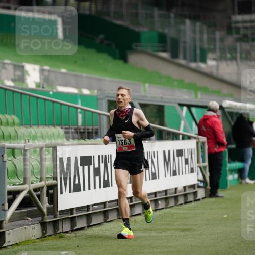 05.10.2025 - 20. swb-Marathon Bremen Michael Burmester http://msf.ph/oto/9324160 05.10.2025 12:23:13 Laufen im Stadion 4, 16, 44, 291, 351, 456, 681, 1143, 1351, 1363, 2138 meine-sportfotos.de