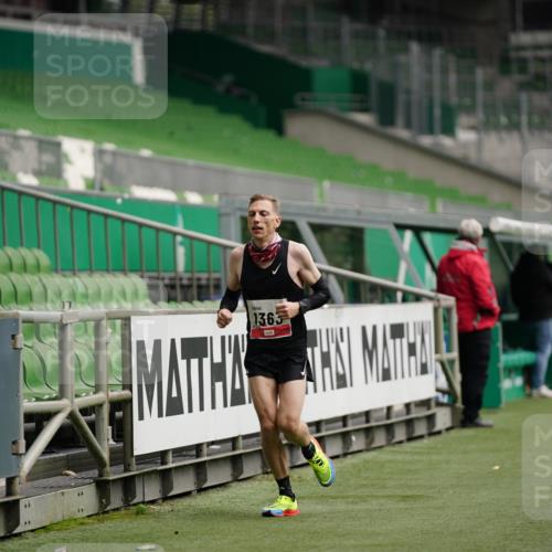 05.10.2025 - 20. swb-Marathon Bremen Michael Burmester http://msf.ph/oto/9324162 05.10.2025 12:23:13 Laufen im Stadion 4, 16, 44, 291, 351, 456, 681, 1143, 1351, 1363, 2138 meine-sportfotos.de