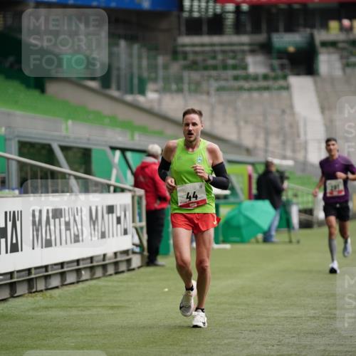 05.10.2025 - 20. swb-Marathon Bremen Michael Burmester http://msf.ph/oto/9324164 05.10.2025 12:23:14 Laufen im Stadion 4, 16, 44, 291, 351, 456, 681, 1143, 1351, 1363, 2138 meine-sportfotos.de