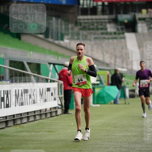 05.10.2025 - 20. swb-Marathon Bremen Michael Burmester http://msf.ph/oto/9324166 05.10.2025 12:23:14 Laufen im Stadion 4, 16, 44, 291, 351, 456, 681, 1143, 1351, 1363, 2138 meine-sportfotos.de