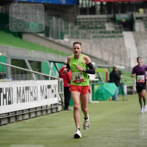 05.10.2025 - 20. swb-Marathon Bremen Michael Burmester http://msf.ph/oto/9324168 05.10.2025 12:23:15 Laufen im Stadion 4, 16, 44, 291, 351, 456, 681, 1143, 1351, 1363, 2138 meine-sportfotos.de