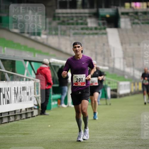 05.10.2025 - 20. swb-Marathon Bremen Michael Burmester http://msf.ph/oto/9324170 05.10.2025 12:23:18 Laufen im Stadion 4, 16, 44, 291, 351, 456, 681, 1117, 1143, 1351, 1363, 2138 meine-sportfotos.de