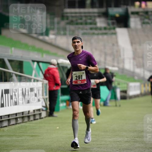 05.10.2025 - 20. swb-Marathon Bremen Michael Burmester http://msf.ph/oto/9324172 05.10.2025 12:23:19 Laufen im Stadion 4, 16, 44, 291, 351, 456, 681, 1117, 1143, 1351, 1363, 2138 meine-sportfotos.de