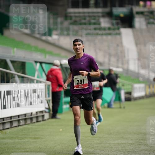 05.10.2025 - 20. swb-Marathon Bremen Michael Burmester http://msf.ph/oto/9324174 05.10.2025 12:23:19 Laufen im Stadion 4, 16, 44, 291, 351, 456, 681, 1117, 1143, 1351, 1363, 2138 meine-sportfotos.de