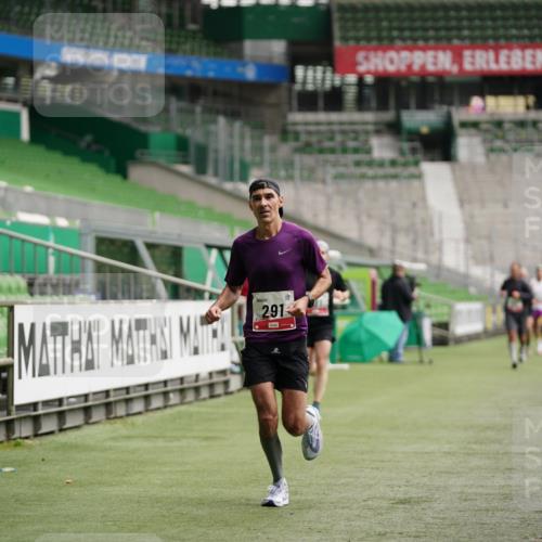05.10.2025 - 20. swb-Marathon Bremen Michael Burmester http://msf.ph/oto/9324176 05.10.2025 12:23:20 Laufen im Stadion 4, 16, 44, 291, 351, 456, 681, 1117, 1143, 1351, 1363, 2138 meine-sportfotos.de