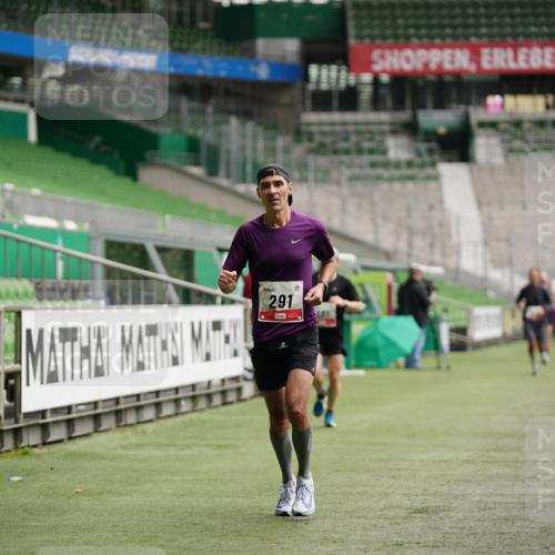 05.10.2025 - 20. swb-Marathon Bremen Michael Burmester http://msf.ph/oto/9324178 05.10.2025 12:23:20 Laufen im Stadion 4, 16, 44, 291, 351, 456, 681, 1117, 1143, 1351, 1363, 2138 meine-sportfotos.de