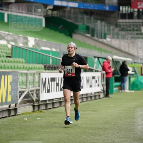 05.10.2025 - 20. swb-Marathon Bremen Michael Burmester http://msf.ph/oto/9324180 05.10.2025 12:23:23 Laufen im Stadion 4, 16, 44, 291, 351, 456, 681, 1117, 1143, 1351, 1363, 1714, 2138, 2138 meine-sportfotos.de