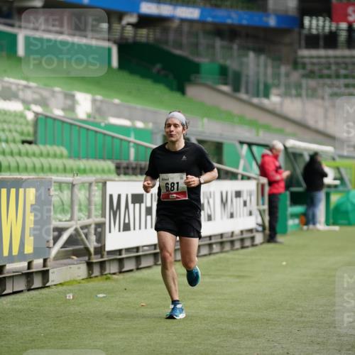 05.10.2025 - 20. swb-Marathon Bremen Michael Burmester http://msf.ph/oto/9324182 05.10.2025 12:23:23 Laufen im Stadion 4, 16, 44, 291, 351, 456, 681, 1117, 1143, 1351, 1363, 1714, 2138, 2138 meine-sportfotos.de