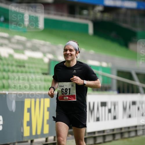 05.10.2025 - 20. swb-Marathon Bremen Michael Burmester http://msf.ph/oto/9324184 05.10.2025 12:23:24 Laufen im Stadion 4, 16, 44, 291, 351, 456, 681, 1117, 1143, 1351, 1363, 1714, 456, 2138 meine-sportfotos.de