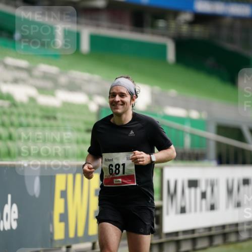 05.10.2025 - 20. swb-Marathon Bremen Michael Burmester http://msf.ph/oto/9324186 05.10.2025 12:23:24 Laufen im Stadion 4, 16, 44, 291, 351, 456, 681, 1117, 1143, 1351, 1363, 1714, 456, 2138 meine-sportfotos.de