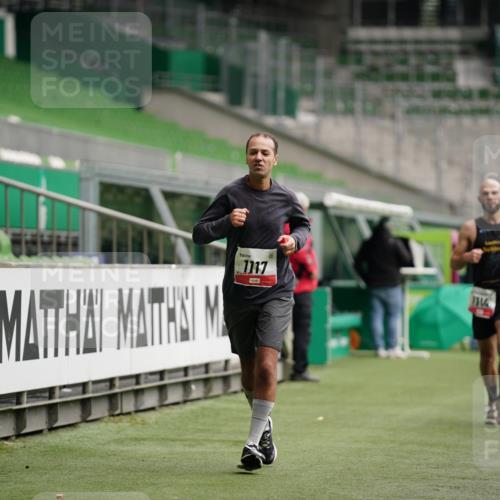 05.10.2025 - 20. swb-Marathon Bremen Michael Burmester http://msf.ph/oto/9324190 05.10.2025 12:23:30 Laufen im Stadion 4, 44, 291, 351, 681, 1117, 1143, 1363, 1587, 1714, 16, 456, 1351, 2138 meine-sportfotos.de