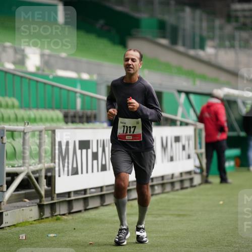 05.10.2025 - 20. swb-Marathon Bremen Michael Burmester http://msf.ph/oto/9324194 05.10.2025 12:23:31 Laufen im Stadion 4, 44, 291, 351, 681, 1117, 1143, 1363, 1587, 1714, 4, 16, 456, 1351, 2138 meine-sportfotos.de